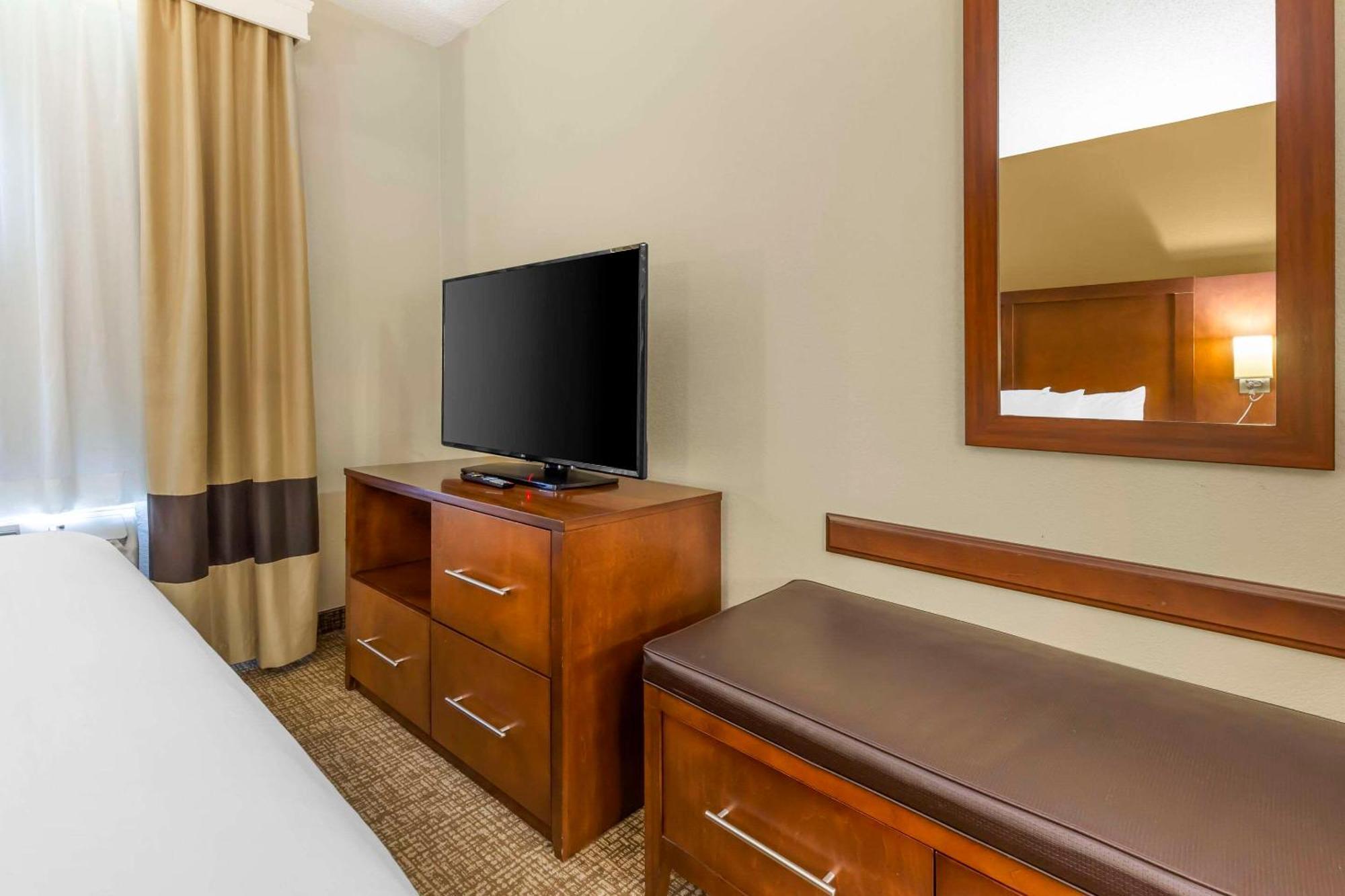 Comfort Suites Raleigh Walnut Creek Exterior photo